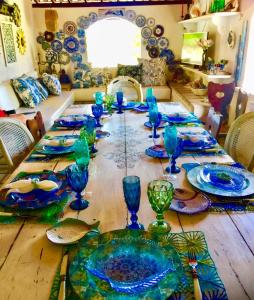 un tavolo con bicchieri blu e piatti sopra di JaParaíso Pousada Ateliê a Japaratinga