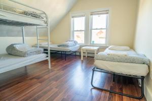 Zimmer mit 2 Etagenbetten und Holzboden in der Unterkunft Boston Homestel in Boston