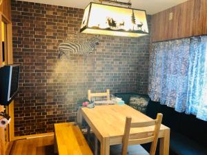uma sala de jantar com uma mesa e uma zebra na parede em Midtown Sakura Apartment House 101 予約者だけの空間 A space just for you em Nachikatsuura