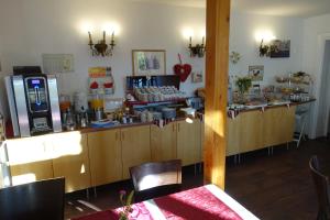 eine Küche mit Theke mit viel Essen in der Unterkunft Hotel Villa Konstanz in Berlin