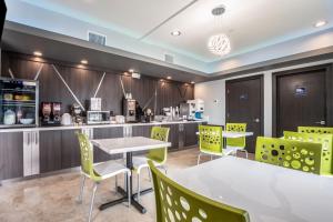 Dapur atau dapur kecil di Scottish inn Katy