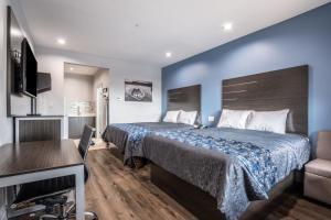 Katil atau katil-katil dalam bilik di Scottish inn Katy