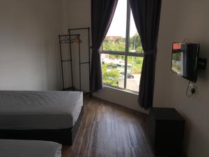 um quarto com duas camas e uma grande janela em BENUTHOMESTAY em Johor Bahru