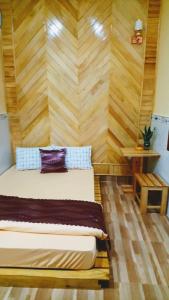 Tempat tidur dalam kamar di Quoc Huy Hotel