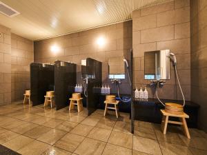 三原市Super Hotel Mihara Ekimae的一间带凳子和镜子的淋浴间