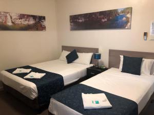 Postel nebo postele na pokoji v ubytování Lees Hotel