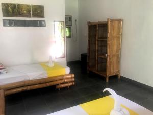 Katil atau katil-katil dalam bilik di Neptune Diving Resort Santander
