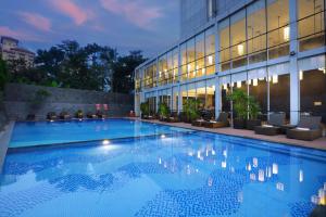 een groot zwembad voor een gebouw bij ASTON Priority Simatupang Hotel and Conference Center in Jakarta