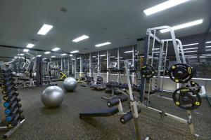 Fitness centrum a/nebo fitness zařízení v ubytování Aston Priority Simatupang Hotel and Conference Center