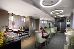 Posezení v ubytování Aston Priority Simatupang Hotel and Conference Center