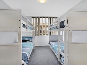 Ένα ή περισσότερα κρεβάτια σε δωμάτιο στο Sundowner Apartment 9