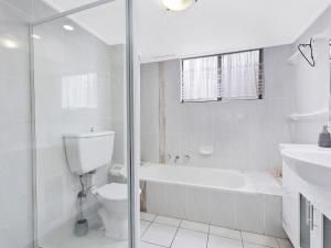 A bathroom at Sundowner Apartment 9