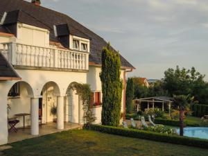 una casa con piscina y patio en Thomas vendégház, en Vonyarcvashegy