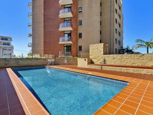 una piscina di fronte a un edificio di Crystal Views 24 a The Entrance