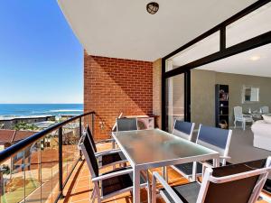 d'une salle à manger avec une table et des chaises sur un balcon. dans l'établissement Crystal Views 24, à Entrance