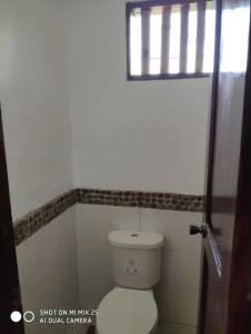 baño con aseo blanco en una habitación en Marianne Port Barton, en San Vicente
