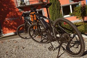 una bicicleta negra estacionada frente a un edificio en Casa Sobrero, en Castiglione Falletto