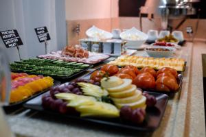 un buffet con muchos tipos diferentes de frutas y hortalizas en Grand Avenue by USTA Hotels, en Yekaterinburg