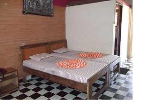 un letto con due cuscini sopra in una stanza di Stay at Tito's Lane a Marmagao
