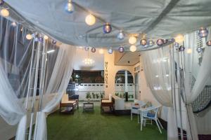 uma tenda com cortinas brancas numa sala de estar em Mein Haus B @Bangsaen em Ban Rong Khoei