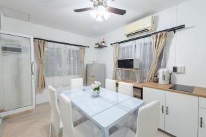 a kitchen and dining room with a table and chairs at Mein Haus B @Bangsaen in Ban Rong Khoei