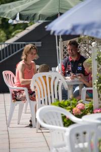 un homme et une femme assis à une table dans l'établissement Traberhof, à Wangerland