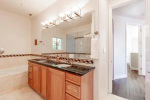 Ένα μπάνιο στο @ Marbella Lane Top Coastline Views, Family Friendly +55 φωτογραφίες