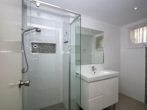 A bathroom at Mareeba 1