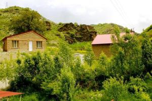 una casa en medio de un campo de árboles en Lucytour Hotel, en Hermon