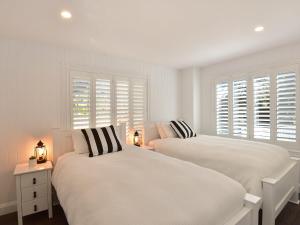Un pat sau paturi într-o cameră la Margaret's Hamptons Beach House