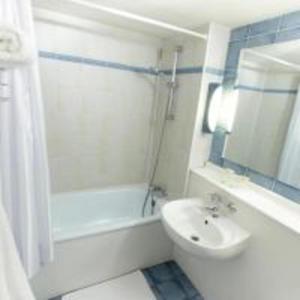 W łazience znajduje się prysznic, umywalka i toaleta. w obiekcie Campanile Moulins Avermes w mieście Avermes