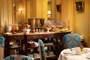 um quarto com uma mesa com pratos e tigelas de comida em Belfast em Paris