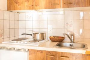 Kuchyň nebo kuchyňský kout v ubytování Résidence Les Clarines ( by Popinns )