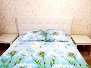 ヨシュカル・オラにあるApartments HOME HOTEL в Йошкар-Олаのベッド1台(白いヘッドボード、枕2つ付)