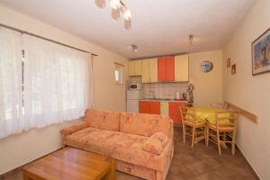 uma sala de estar com um sofá, uma mesa e uma cozinha em Forteca Apartments - Korčula Centre em Korčula