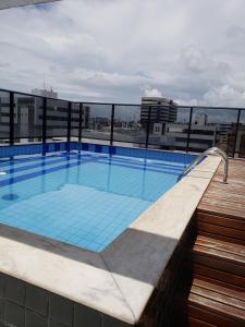 een zwembad op het dak van een gebouw bij APT 2 quartos da Doris Monteiro in Maceió
