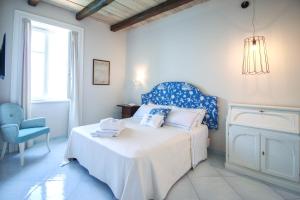 Llit o llits en una habitació de Palazzo Mottola Tropea