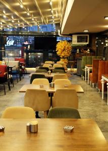 مطعم أو مكان آخر لتناول الطعام في Marvell City Otel
