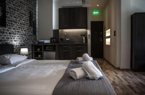 Un ou plusieurs lits dans un hébergement de l'établissement The Athens Version Luxury Suites