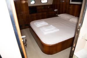 Llit o llits en una habitació de Riviera Boat Resort