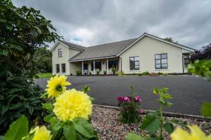 une maison avec des fleurs devant elle dans l'établissement Slidala B&B, à Roscrea