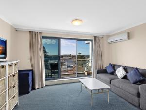 Χώρος καθιστικού στο Waterfront Apartment 521