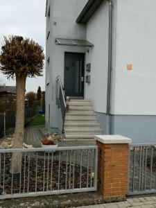 una escalera que conduce a la puerta de una casa en Gemütliches Zimmer mit eigenem Bad/WC/Küche, en Kassel