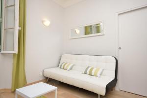 カンヌにあるOne bedroom apartment Palais des festivalsのリビングルーム(白いソファ、テーブル付)