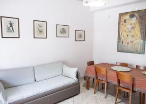 サレルノにあるLa Casa di Alessandra, Salerno Centroのリビングルーム(ソファ、テーブル付)