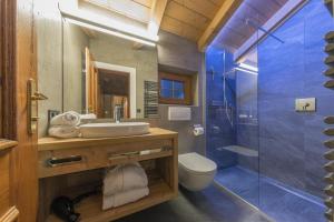 W łazience znajduje się umywalka i przeszklony prysznic. w obiekcie Villa Haidacher Relax & Lifestyle Apartments w mieście Zell am Ziller