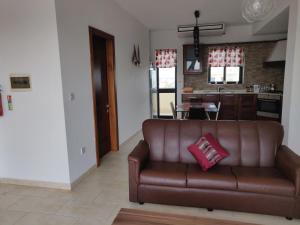 Panoramic Penthouse in Marsascala which enjoys sea and country views的厨房或小厨房