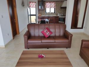 Panoramic Penthouse in Marsascala which enjoys sea and country views的休息区
