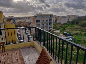 Panoramic Penthouse in Marsascala which enjoys sea and country views的阳台或露台