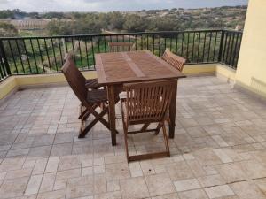 Panoramic Penthouse in Marsascala which enjoys sea and country views的阳台或露台